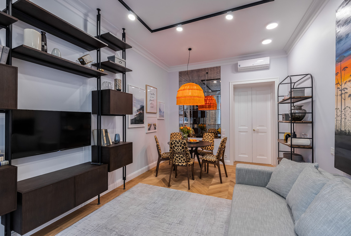 Гостиная с леопардом в зарослях борщевика