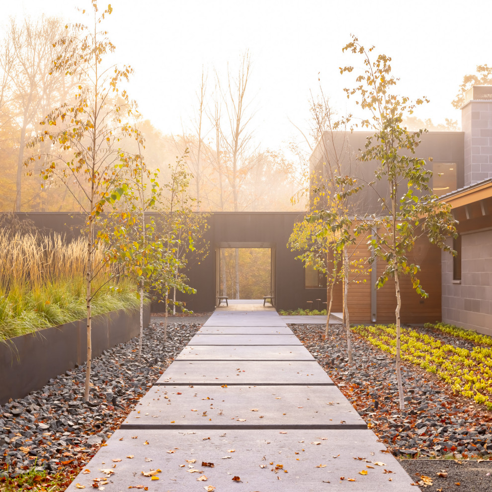 Design ideas for a rustic front formal partial sun garden in Minneapolis.