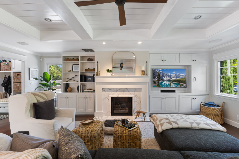 Example of a transitional living room design in San Francisco