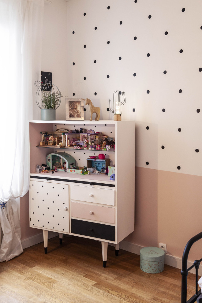 This is an example of a small midcentury kids' room for kids 4-10 years old and girls in Paris with pink walls.