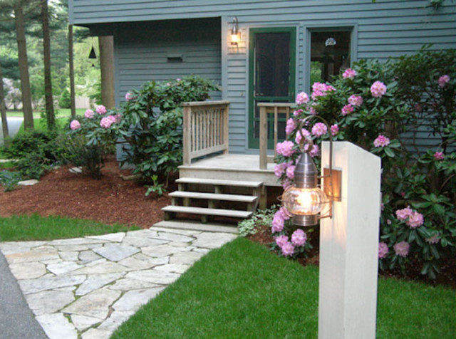 Sandwich Lantern traditional-exterior