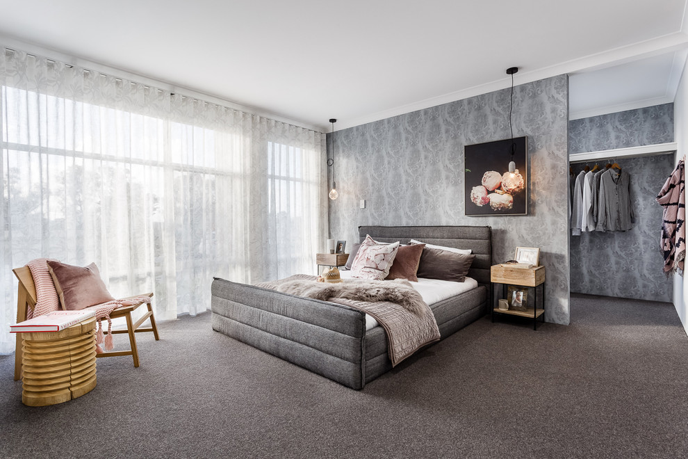 Ejemplo de dormitorio principal actual de tamaño medio con paredes grises, moqueta y suelo gris