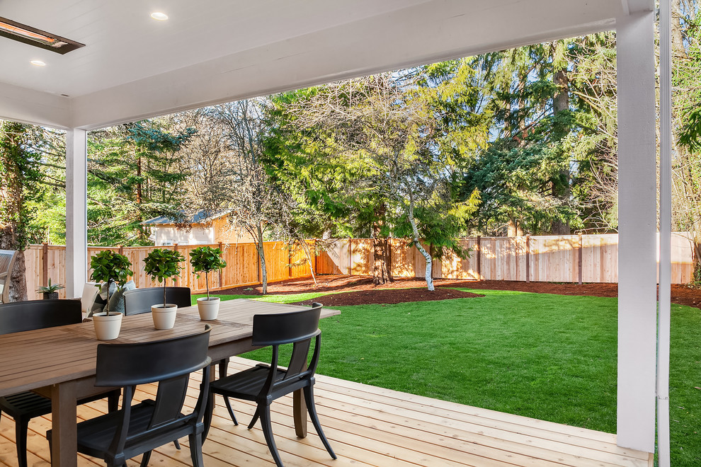 Example of a transitional home design design in Seattle