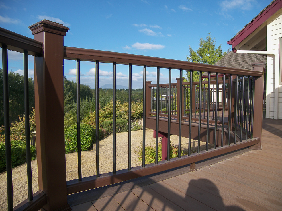 Example of a mountain style deck design in Portland