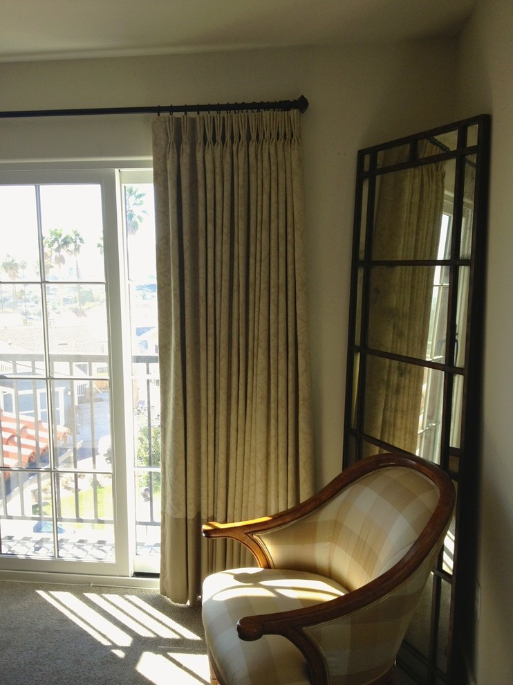 Photo of a traditional living room in Santa Barbara.