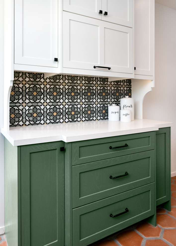 Exempel på ett avskilt, mellanstort klassiskt vit vitt l-kök, med en rustik diskho, skåp i shakerstil, gröna skåp, bänkskiva i kvarts, vitt stänkskydd, stänkskydd i keramik, rostfria vitvaror, klinkergolv i terrakotta och brunt golv