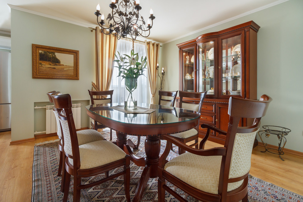 Трёхкомнатная квартира с кухней-гостиной в классическом стиле