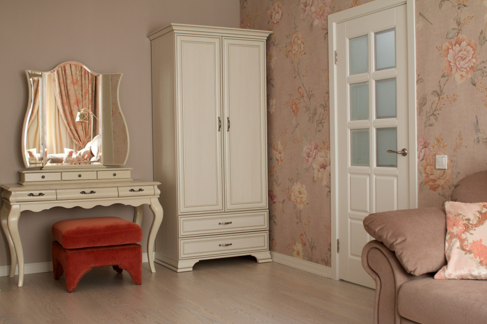 Фиалки у окна