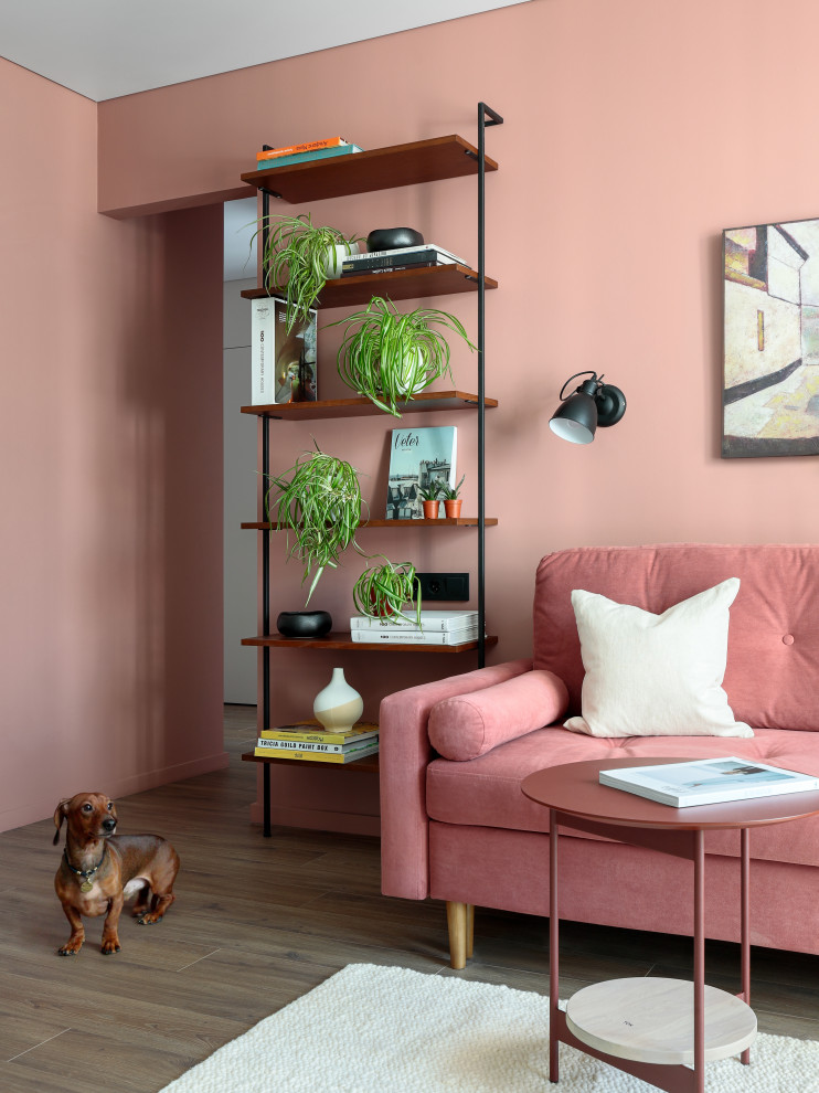 Идея дизайна: объединенная гостиная комната среднего размера в скандинавском стиле с розовыми стенами, паркетным полом среднего тона и коричневым полом