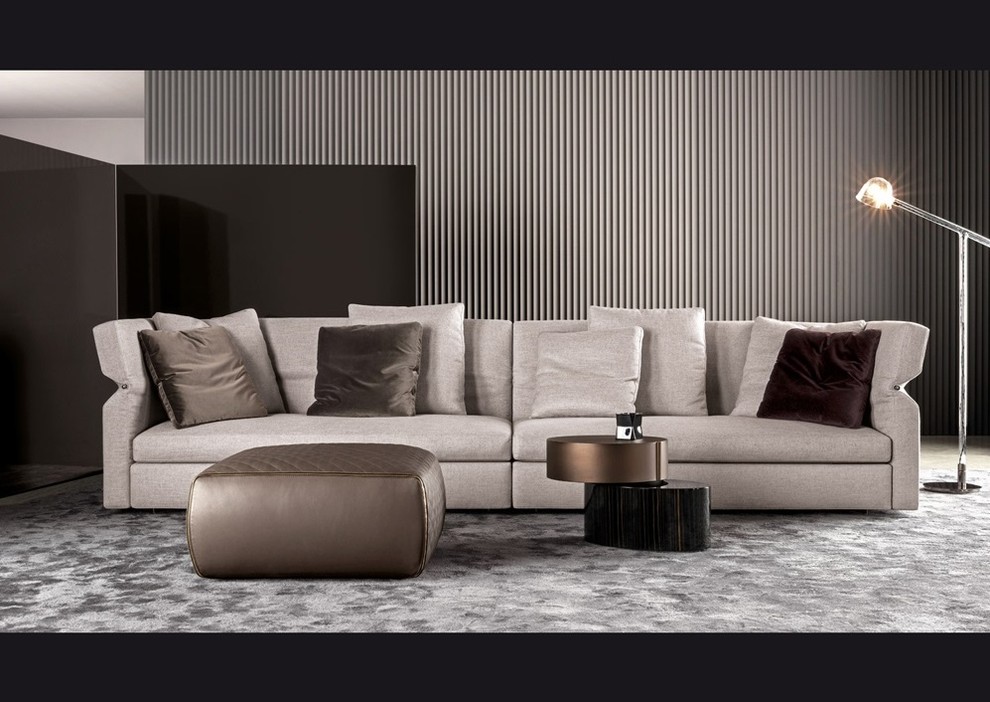 Example of a transitional home design design in Miami
