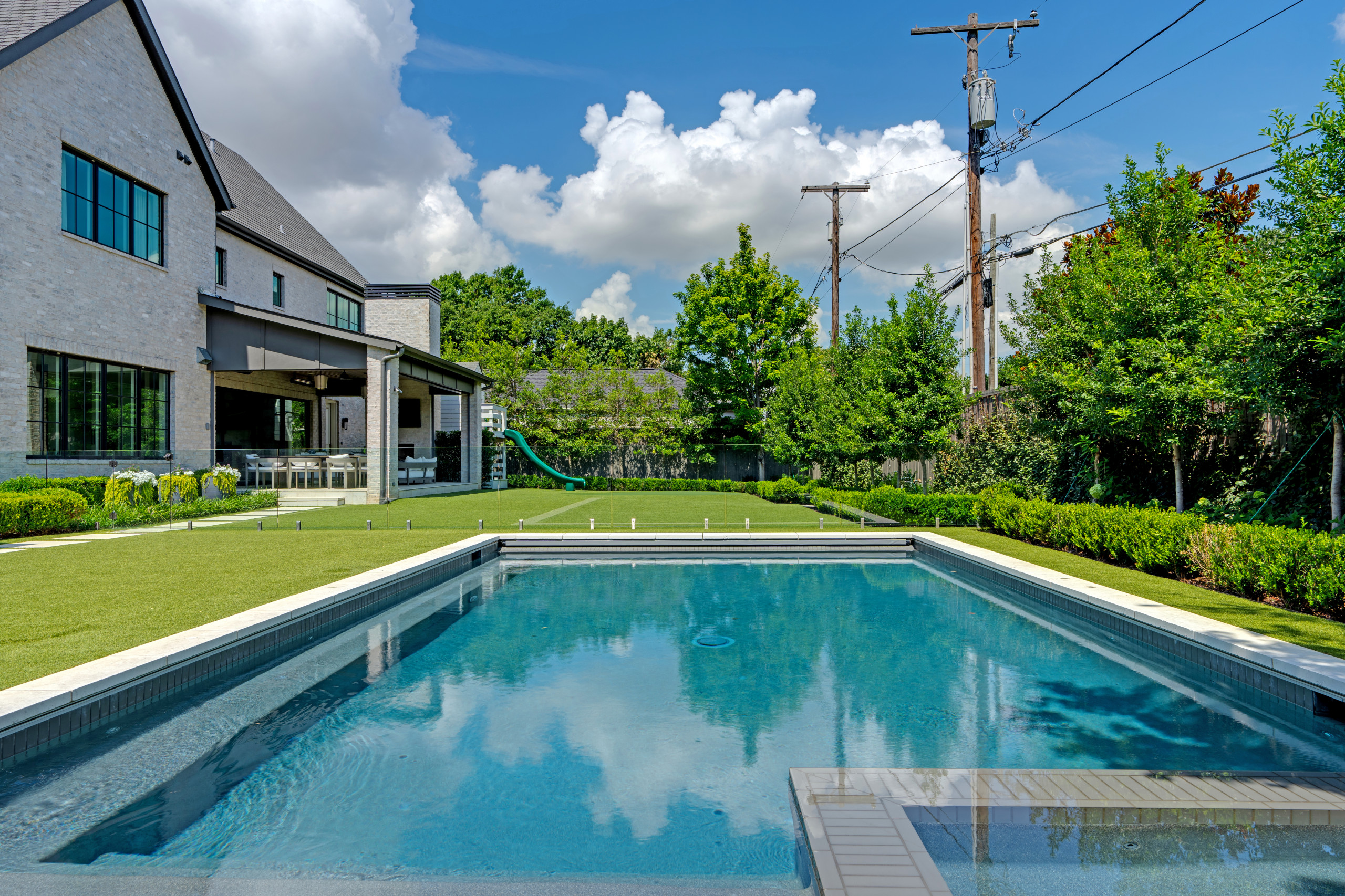 BLUFFVIEW MODERN OASIS