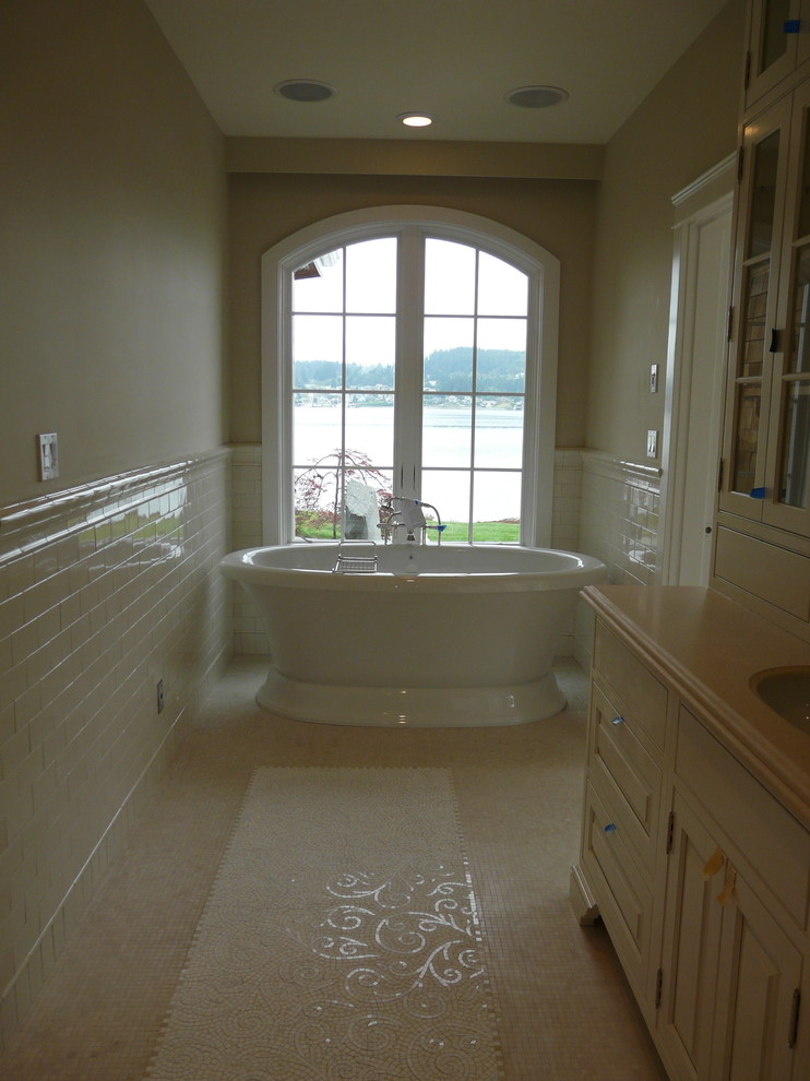 Imagen de cuarto de baño clásico grande