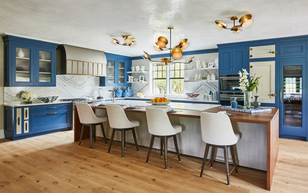 Idéer för ett stort klassiskt l-kök, med luckor med profilerade fronter, blå skåp, bänkskiva i kvarts och en köksö