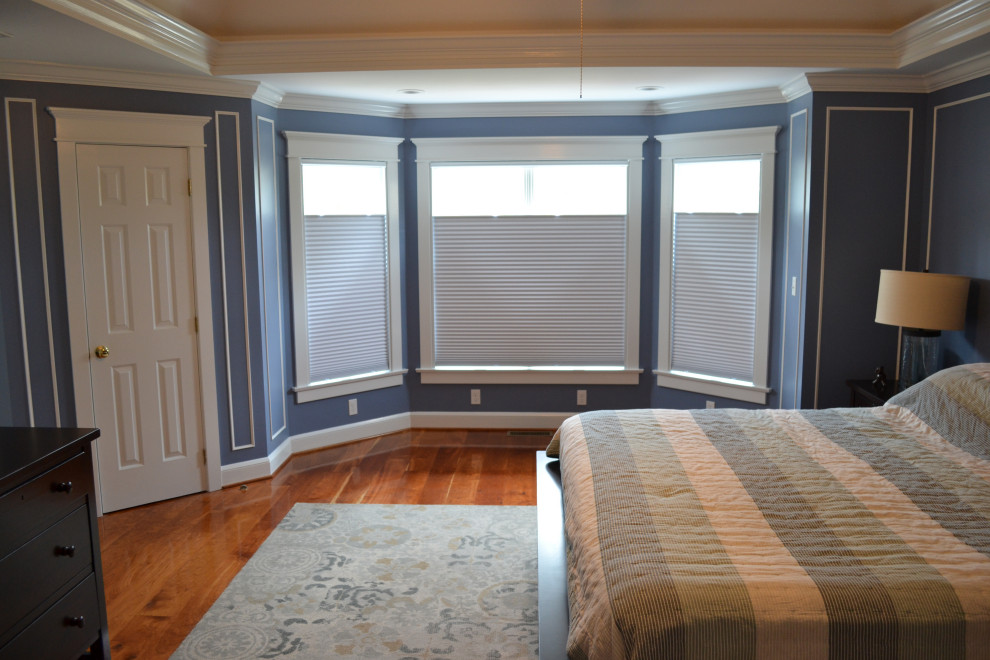 На фото: хозяйская спальня среднего размера в стиле неоклассика (современная классика) с синими стенами и светлым паркетным полом с