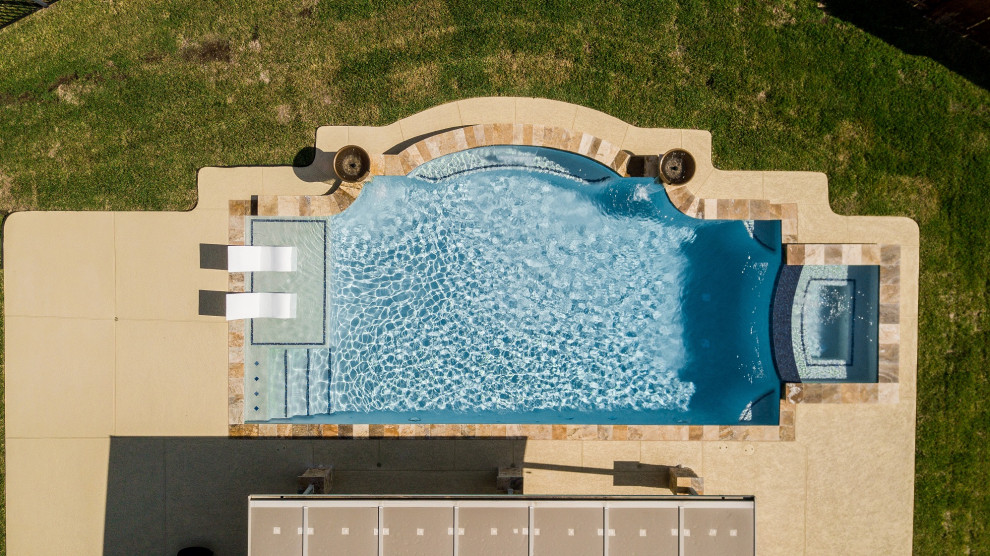 Ejemplo de piscina tradicional grande rectangular en patio trasero con entablado