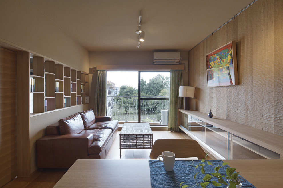 This is an example of a modern dining room in Kyoto.