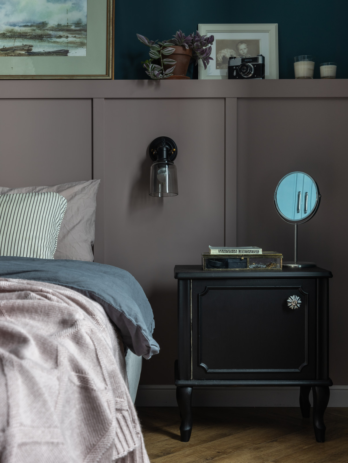 Спальня родителей. Винтажная тумбочка перекрашенная