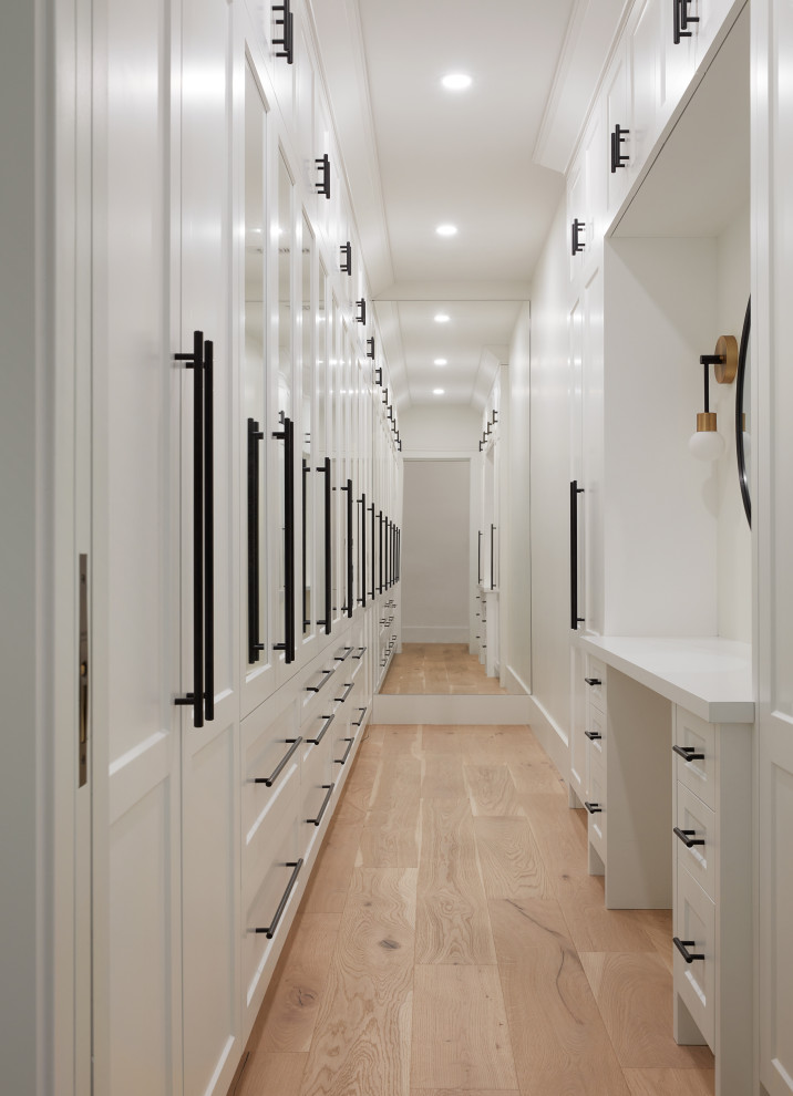 Стильный дизайн: огромная гардеробная комната унисекс в стиле кантри с светлым паркетным полом, коричневым полом, фасадами в стиле шейкер и белыми фасадами - последний тренд