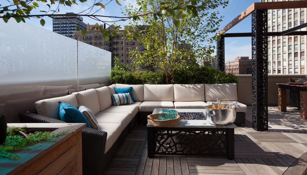 Photo of a large contemporary rooftop and rooftop deck in Chicago with a fire feature and no cover.
