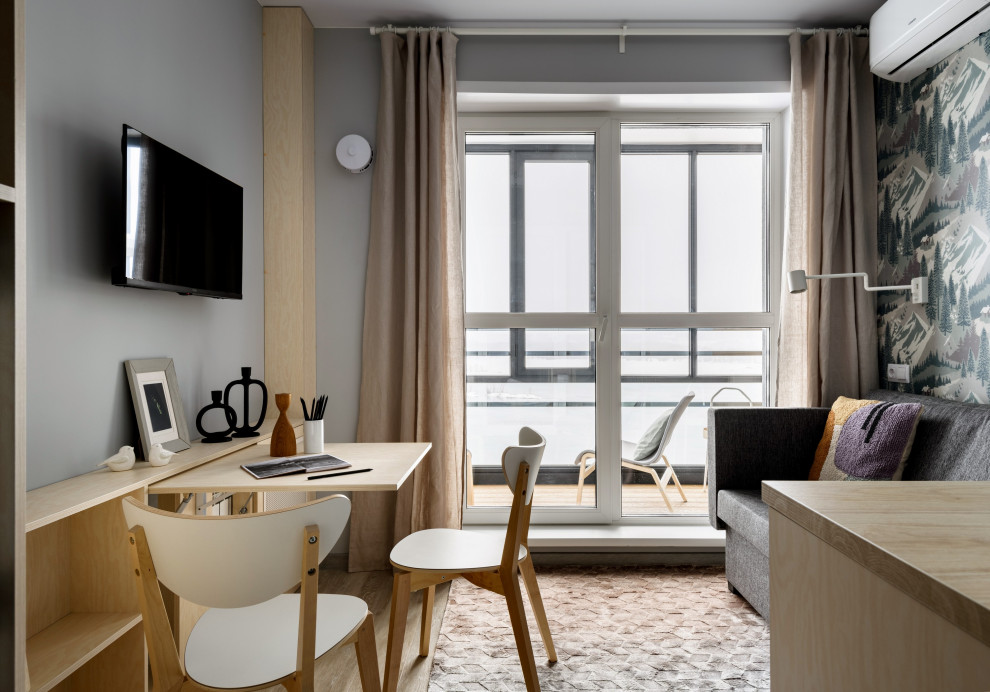Offenes Modernes Wohnzimmer mit grauer Wandfarbe, TV-Wand und braunem Boden in Novosibirsk