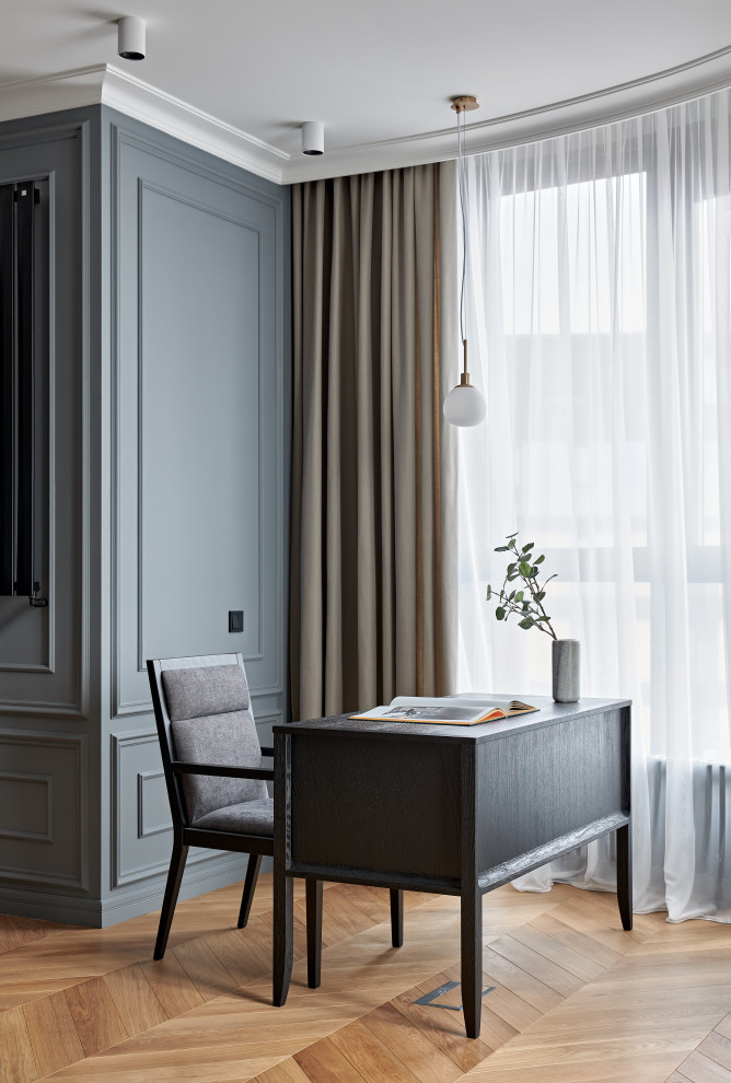 Immagine di un soggiorno minimal di medie dimensioni con pareti grigie, pavimento in legno massello medio, pavimento marrone e pareti in legno