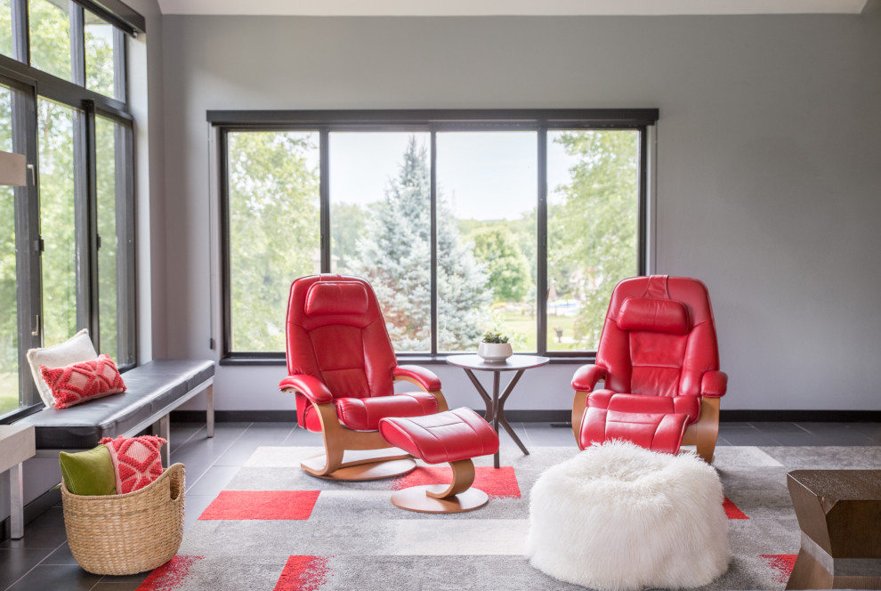 Стильный дизайн: изолированная гостиная комната среднего размера в стиле модернизм с серыми стенами, полом из сланца, серым полом, стандартным камином и фасадом камина из бетона - последний тренд