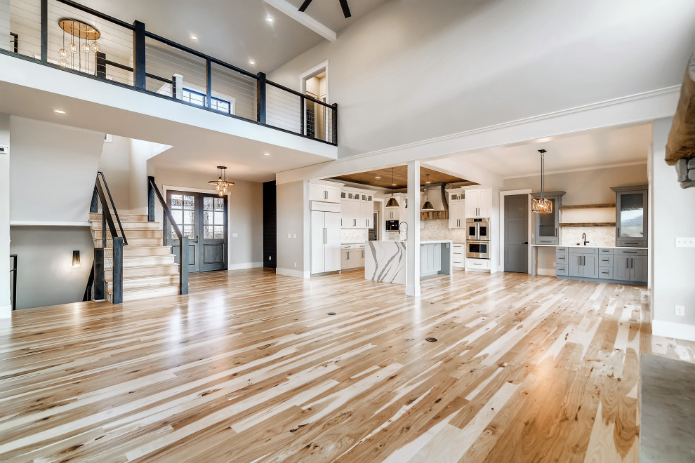 Großes, Repräsentatives Landhausstil Wohnzimmer im Loft-Stil mit grauer Wandfarbe, Teppichboden, Kamin, Kaminumrandung aus gestapelten Steinen, grauem Boden und Kassettendecke in Denver