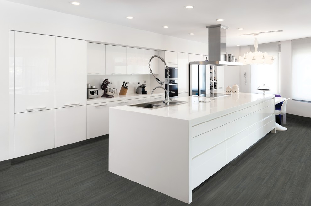 Inspiration for a mid-sized contemporary galley eat-in kitchen in Toronto with a double-bowl sink, flat-panel cabinets, white cabinets, quartz benchtops, white splashback, stainless steel appliances, porcelain floors and with island.