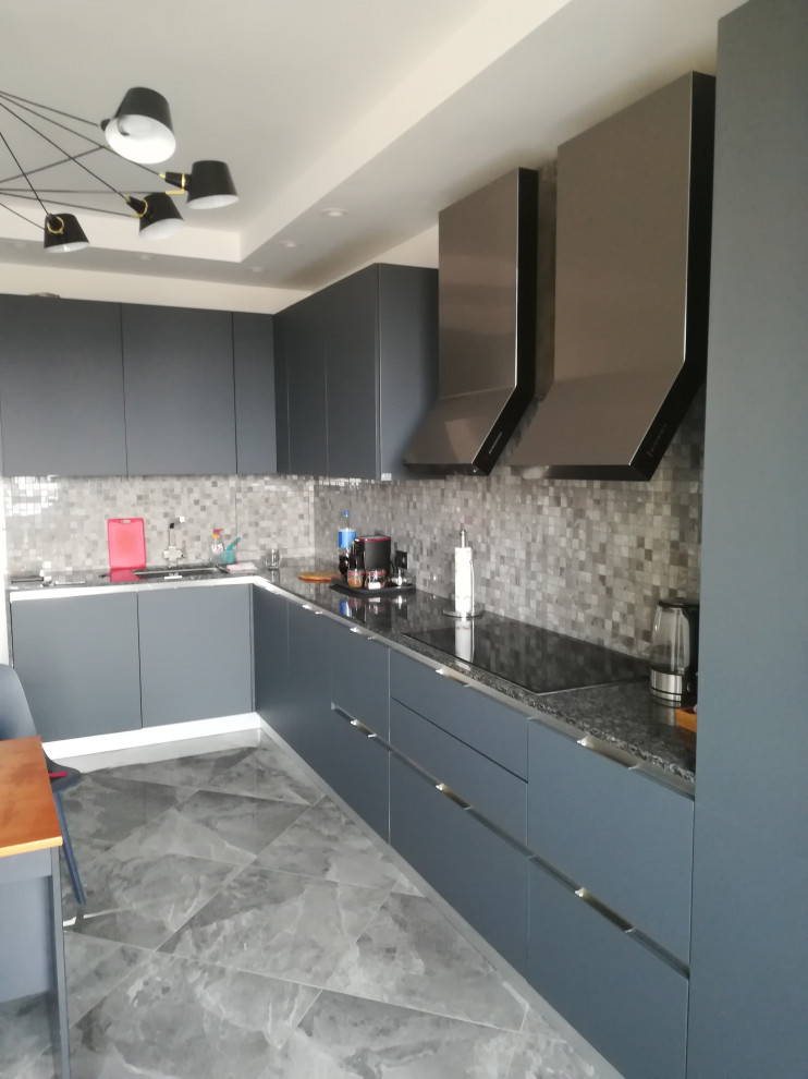 Кухня с металлическим профилем КАТО , фасады Fenix