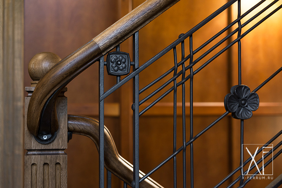 Кованые ограждения и козырьки для частного загородного жилого дома