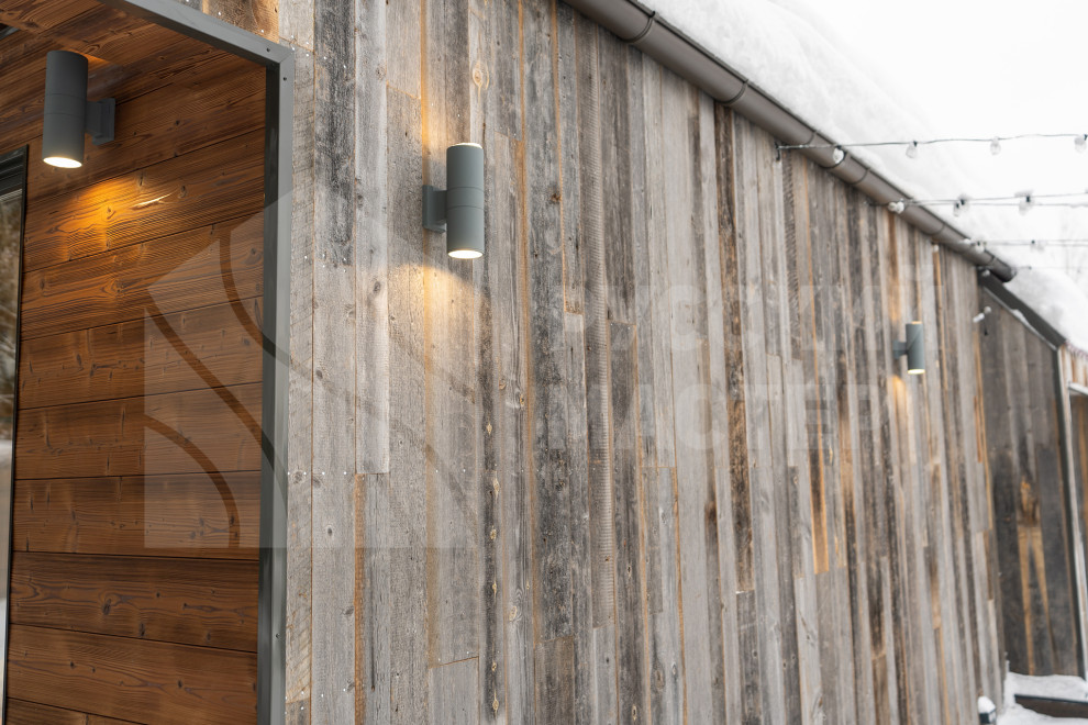 Современная баня в стиле барнхаус с отделкой из амбарной доски и доски Шале