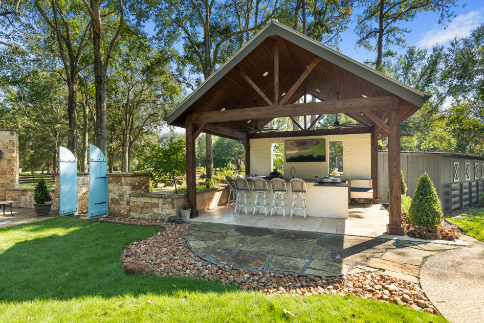 Example of a transitional home design design in Houston
