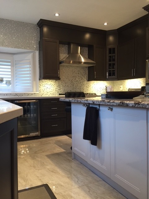 Photo of a mid-sized transitional u-shaped eat-in kitchen in Toronto with an undermount sink, shaker cabinets, black cabinets, granite benchtops, metallic splashback, mosaic tile splashback, stainless steel appliances, marble floors, with island and white floor.