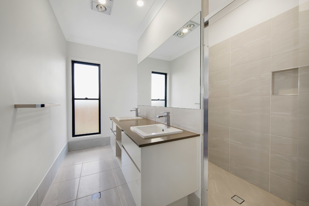 Design ideas for a transitional bathroom in Brisbane.