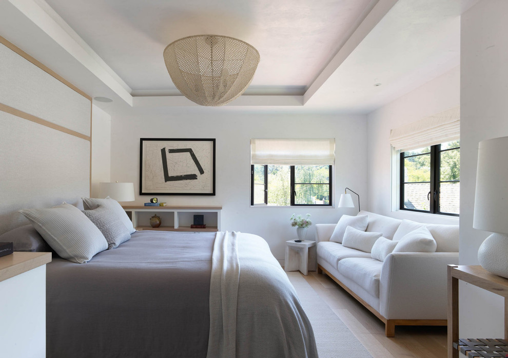 Idées déco pour une grande chambre parentale classique avec un mur blanc, parquet clair et un sol beige.
