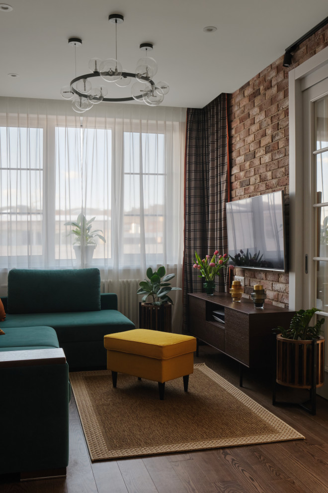 Стильный дизайн: гостиная комната среднего размера в стиле лофт с домашним баром, бежевыми стенами, темным паркетным полом, телевизором на стене и зоной отдыха - последний тренд