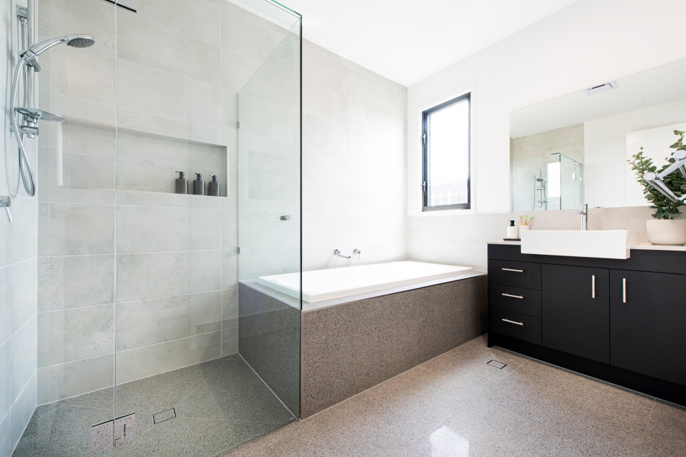 Design ideas for a contemporary bathroom in Sunshine Coast.