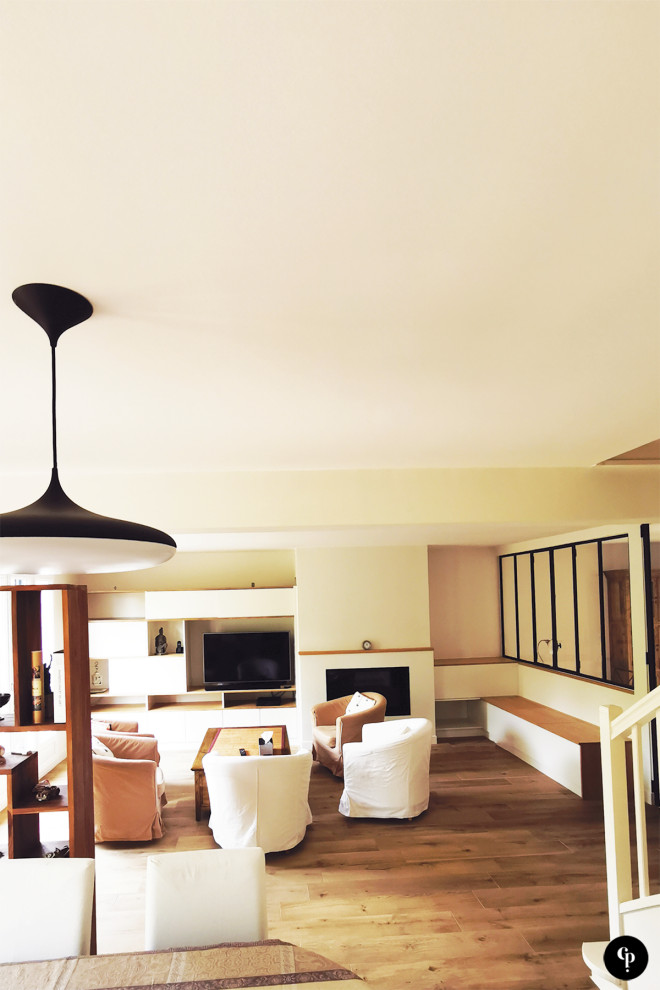 Пример оригинального дизайна: большая открытая гостиная комната в современном стиле с домашним баром, бежевыми стенами, полом из керамической плитки, стандартным камином, мультимедийным центром и коричневым полом