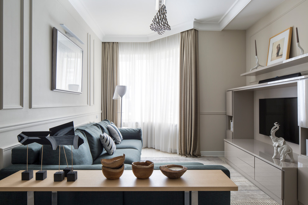 Источник вдохновения для домашнего уюта: серо-белая гостиная комната среднего размера в стиле неоклассика (современная классика) с серыми стенами, светлым паркетным полом, телевизором на стене, зоной отдыха и эркером