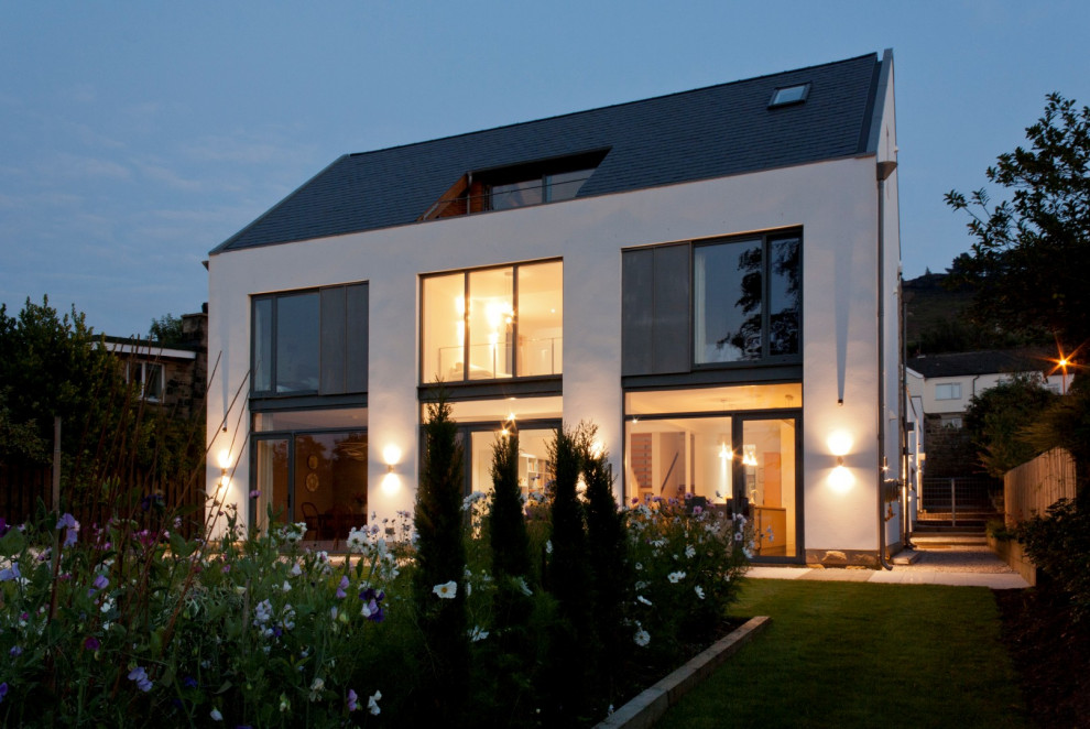 Стильный дизайн: большой, трехэтажный, серый частный загородный дом в стиле модернизм с комбинированной облицовкой и крышей из смешанных материалов - последний тренд