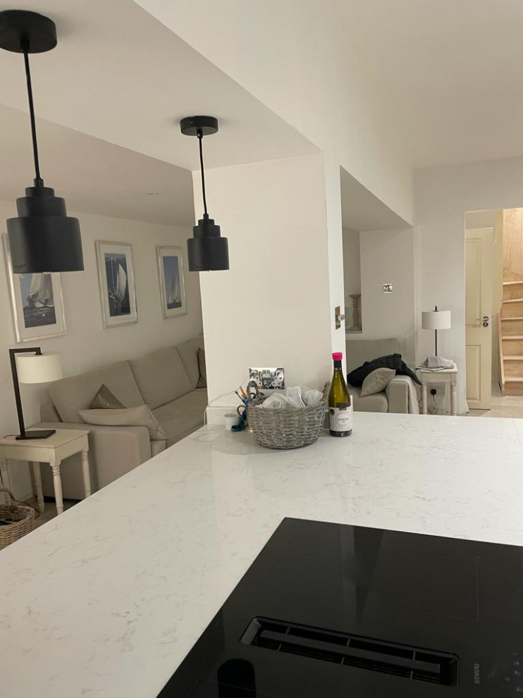Offene Moderne Küche in grau-weiß in U-Form mit Quarzit-Arbeitsplatte, Kalkstein, Halbinsel, beigem Boden und bunter Arbeitsplatte in London