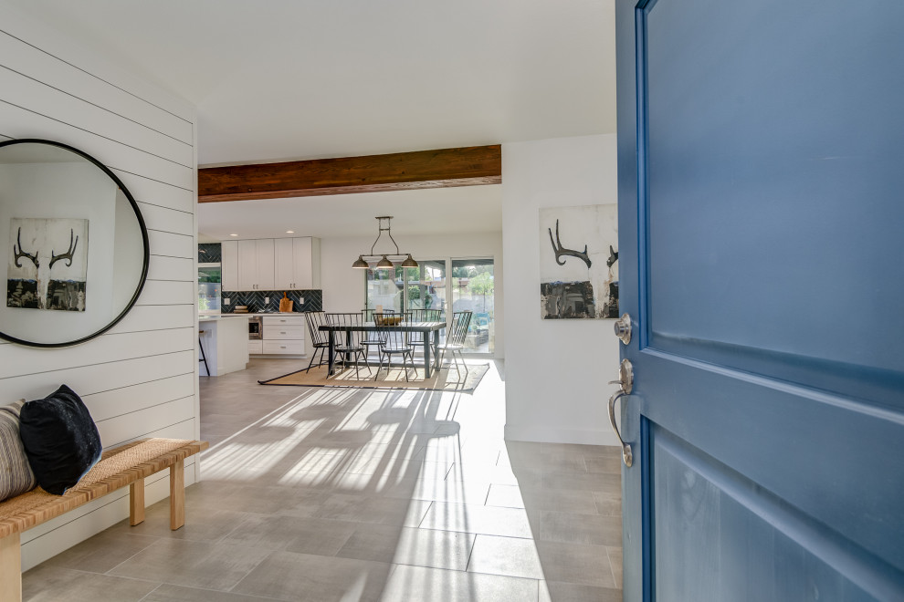 Example of a transitional home design design in Phoenix