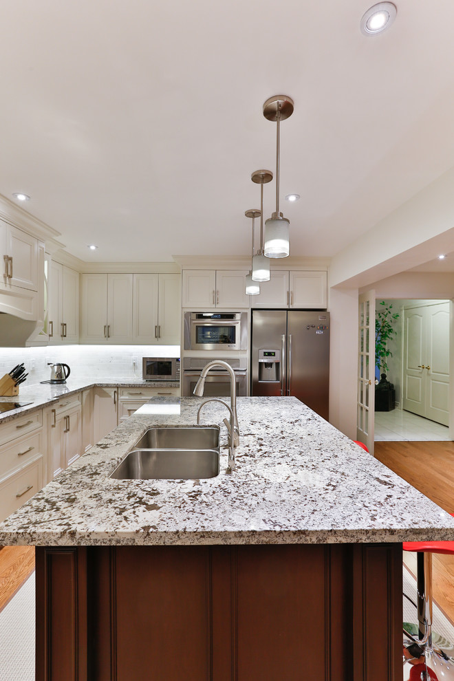 Kitchen - transitional kitchen idea in Toronto