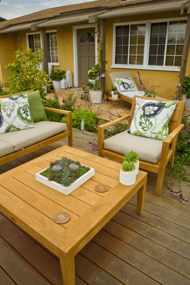 Photo of a mid-sized beach style front yard patio in Orange County with a vertical garden and gravel.