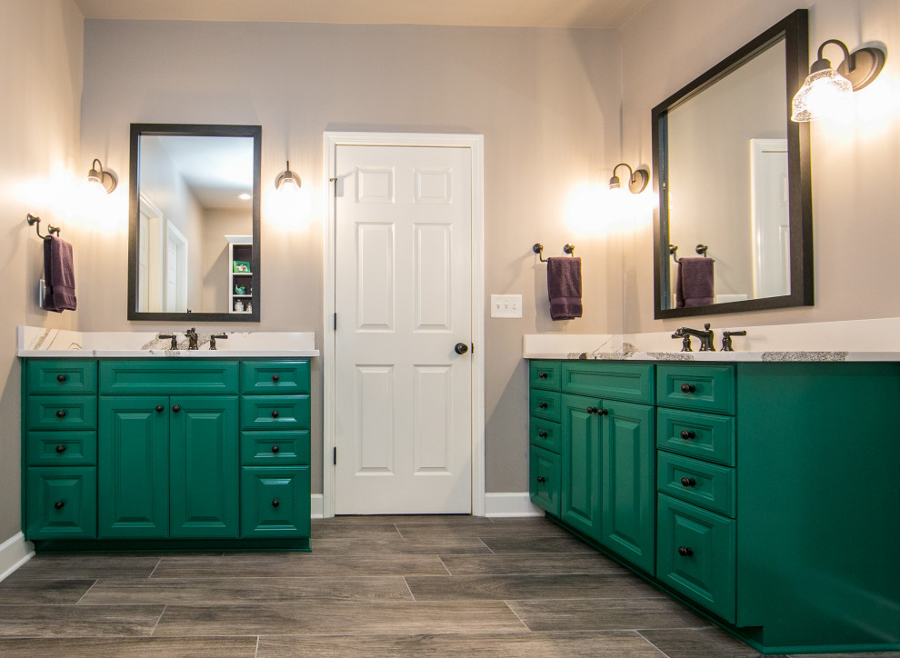 Example of a transitional home design design in Atlanta