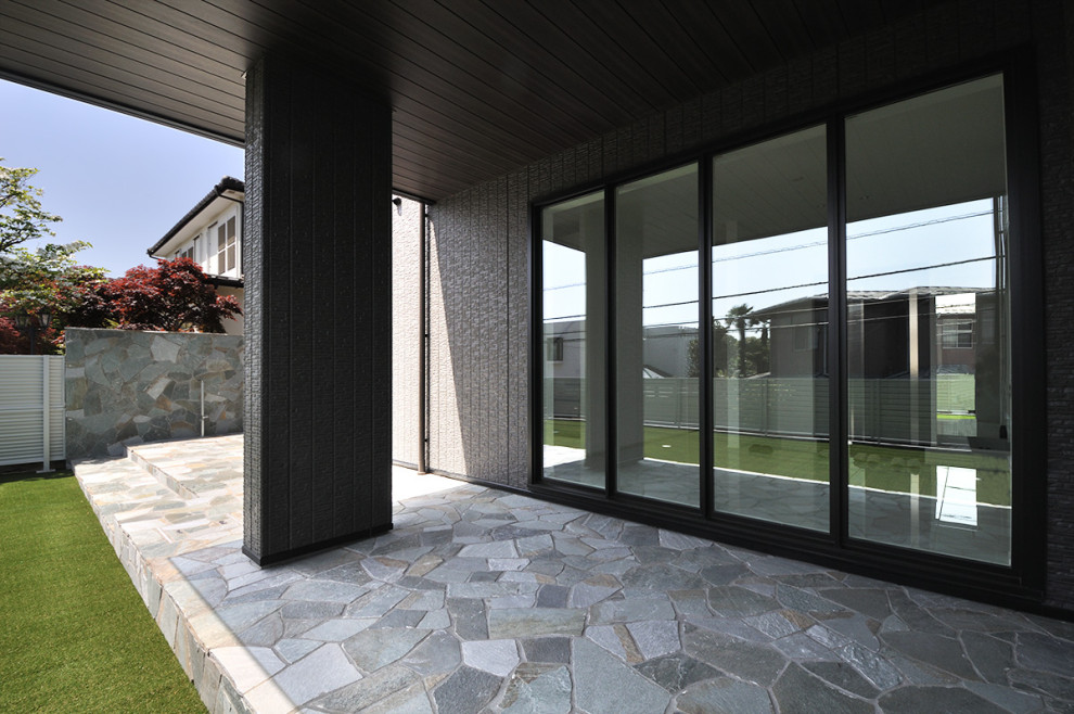 Foto di un giardino minimalista esposto in pieno sole di medie dimensioni e in cortile con pavimentazioni in pietra naturale