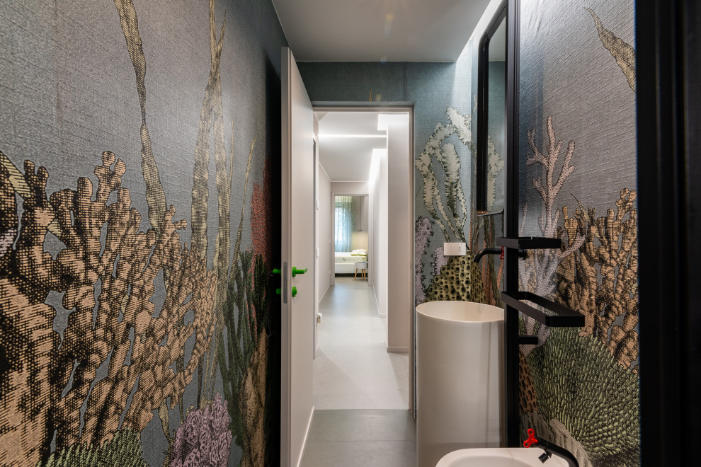 Свежая идея для дизайна: маленький туалет в стиле модернизм с раздельным унитазом, зеленой плиткой, керамогранитной плиткой, зелеными стенами, полом из керамогранита, раковиной с пьедесталом, зеленым полом, напольной тумбой, многоуровневым потолком и обоями на стенах для на участке и в саду - отличное фото интерьера