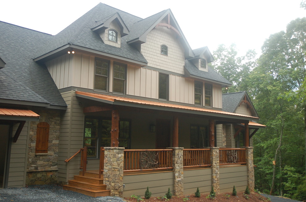 Photo of a traditional exterior in Atlanta.