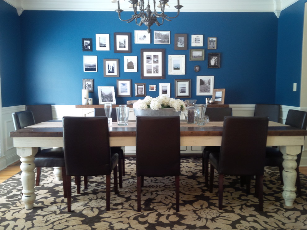 Свежая идея для дизайна: кухня-столовая среднего размера в стиле кантри с синими стенами и светлым паркетным полом без камина - отличное фото интерьера