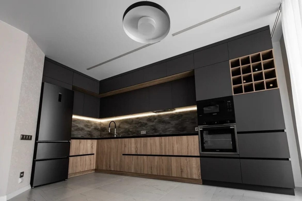 モスクワにある高級な広いコンテンポラリースタイルのおしゃれなキッチン (アンダーカウンターシンク、フラットパネル扉のキャビネット、中間色木目調キャビネット、ラミネートカウンター、黒いキッチンパネル、磁器タイルのキッチンパネル、黒い調理設備、セラミックタイルの床、アイランドなし、白い床、黒いキッチンカウンター) の写真
